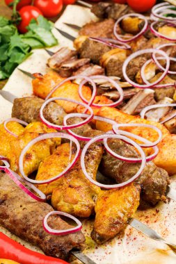 farklı türde et ve soğan ve hamurla şişlenir..