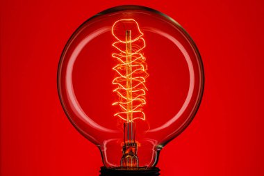 Kırmızı arka planda retro lamba. Elektrik kavramı.