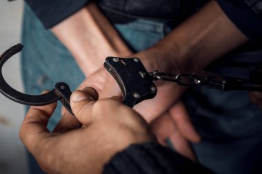 Polis memuru ve adam uyuşturucu bulundurmaktan tutuklandı.