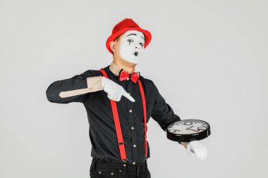 Beyaz arka planda izole saat ile Komik palyaço