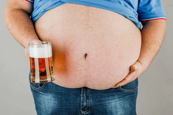 Homme Avec Gros Ventre Tenant Verre Bière Sur Fond Gris — Photo