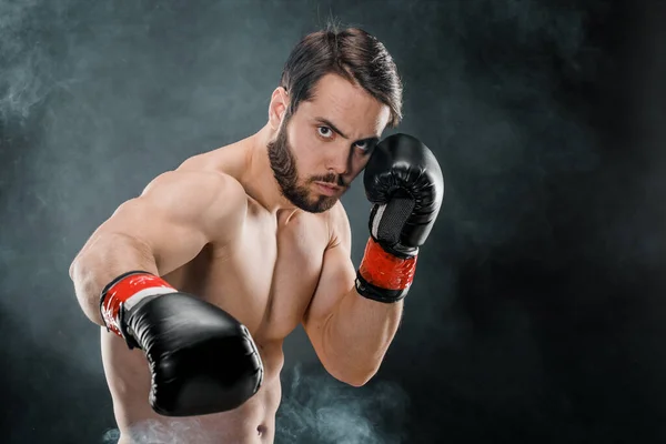 Hombre Con Guantes Boxeo Hombre Boxeando Sobre Fondo Negro Concepto — Foto de Stock