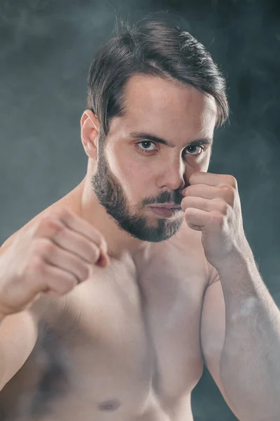 Boxeador Luchador Mirando Furiosamente Cámara Joven Modelo Fitness Masculino Caucásico — Foto de Stock