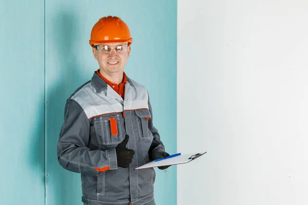 Engenheiro Sexo Masculino Trabalhador Construção Civil Capacete Proteção Óculos Escreve — Fotografia de Stock