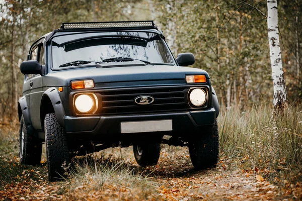 Tambov Russia 2019 Ruský Suv Lada Niva Stromy Podzim Slunečného — Stock fotografie