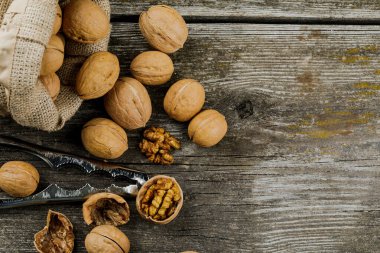 Tahta masada cevizli çanta..