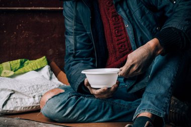 Dilencinin erkek eli para arıyor, insani nezaketten gelen paralar. Şehirdeki evsiz fakir insanlar. Mali sorunlar, ikamet yeri