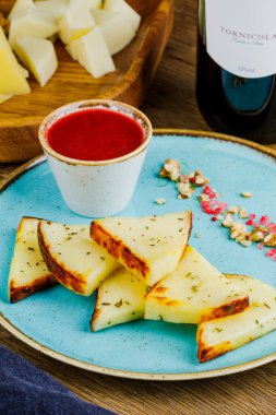 Kızarmış peynir ve soslu mavi tabak..