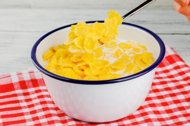 Mısır gevreğiyle kase ve kaşık. Sağlıklı kahvaltı. Yiyecek ve içecek endüstrisi