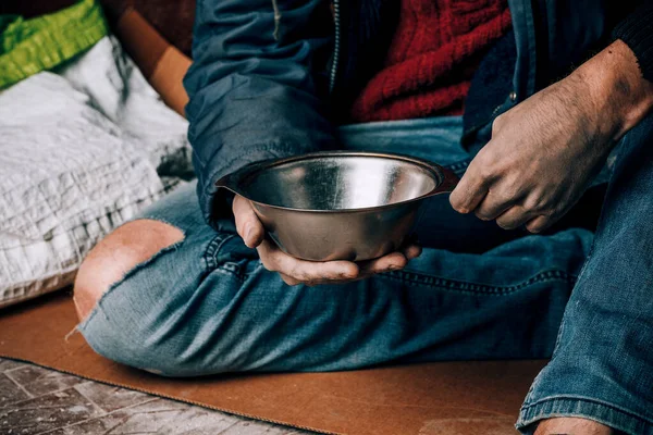 Las Manos Masculinas Del Mendigo Están Buscando Dinero Monedas Bondad — Foto de Stock