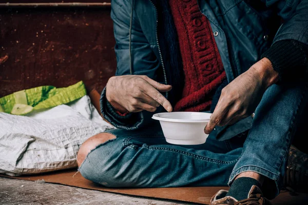 Dilencinin erkek eli para arıyor, insani nezaketten gelen paralar. Şehirdeki evsiz fakir insanlar. Mali sorunlar, ikamet yeri