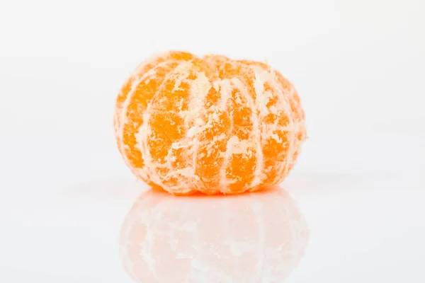 Mandarine Pelée Isolée Sur Fond Blanc — Photo