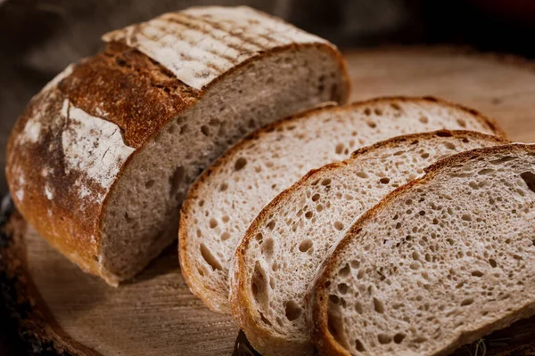 Świeżo Upieczony Chleb Pokrojony Kawałki Drewnianej Desce — Zdjęcie stockowe