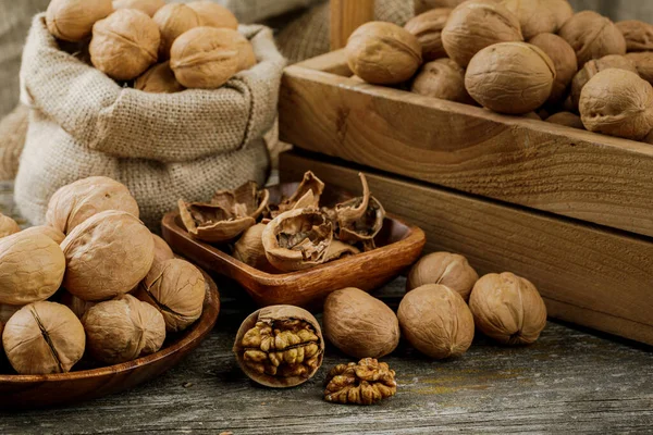 Nueces Sobre Una Mesa Oscura Vintage Nueces Tazón Madera Alimento —  Fotos de Stock