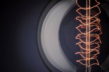 Eflatun arka planda retro lamba. Elektrik kavramı.