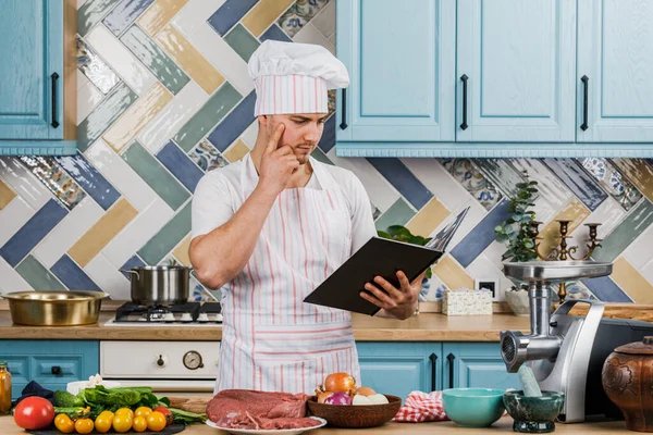 Kuchař Přečte Knihu Receptů Stolu Čerstvou Zeleninou Kulinářské Umění Recept — Stock fotografie