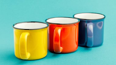 Boş demir bardak, mavi arkaplanda.