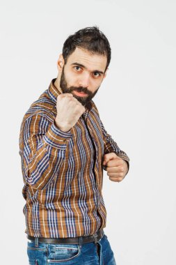 Beyaz arka planda soluk kotlu ve gömlekli orta yaşlı bir adam farklı duygular gösteriyor..