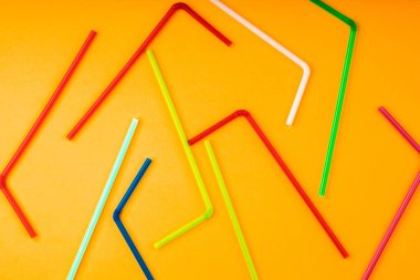 Renkli arka plan için pipet içmek. İçme suyu veya meşrubat için kullanılan renkli plastik pipetler