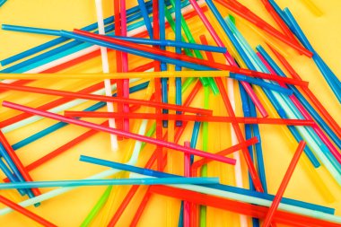 Renkli arka plan için pipet içmek. İçme suyu veya meşrubat için kullanılan renkli plastik pipetler