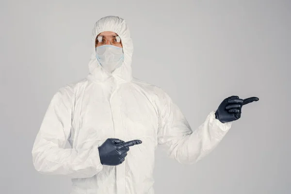 Human Epidemiologist Disposable Epidemic Antibacterial Isolation Suit Shows Hand Gestures — Stock Photo, Image