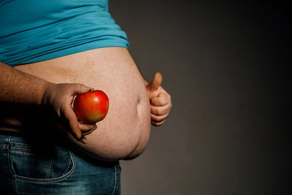 Şişman Adam Çıplak Karnının Önünde Bir Elma Tutuyor Diyet Sağlıklı — Stok fotoğraf