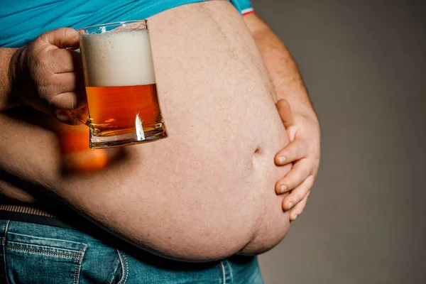 Hombre Con Vientre Gordo Sosteniendo Vaso Cerveza Sobre Fondo Oscuro —  Fotos de Stock