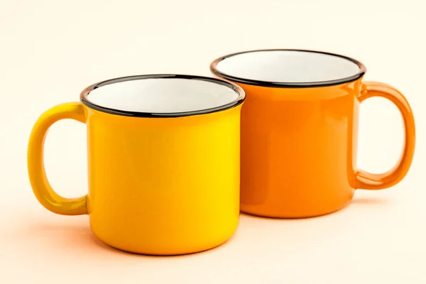 Uma Caneca Ferro Vazia Fundo Amarelo — Fotografia de Stock