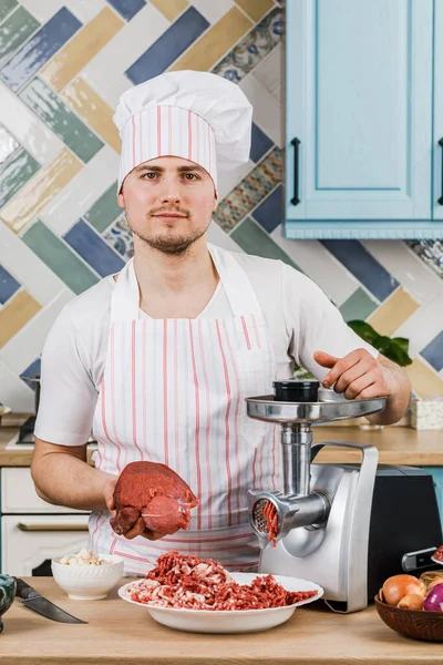 Rohes Fleisch Die Zubereitung Von Hackfleisch Erfolgt Mit Einem Fleischwolf — Stockfoto