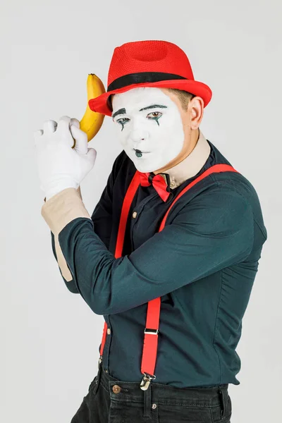 Payaso Con Tirantes Rojos Sombrero Rojo Sobre Fondo Blanco —  Fotos de Stock