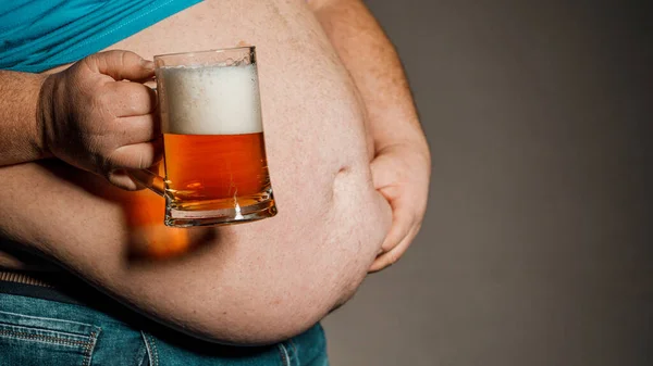 Koca Göbekli Bir Adam Elinde Bir Bardak Bira Tutuyor Koyu — Stok fotoğraf
