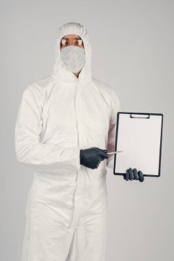 Üniformalı ve yüz maskeli bir adam pankart tutuyor. Sağlık ve İlaç kavramı.