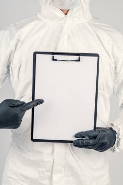 Üniformalı ve yüz maskeli bir adam pankart tutuyor. Sağlık ve İlaç kavramı.