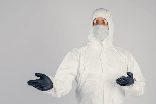 Human Epidemiologist Disposable Epidemic Antibacterial Isolation Suit Shows Hand Gestures — Stock Photo, Image