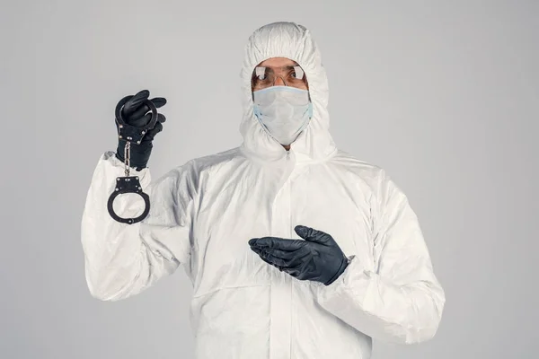 Hombre Con Traje Protección Química Blanca Con Esposas Las Manos — Foto de Stock