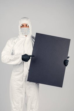 Üniformalı ve yüz maskeli bir adam pankart tutuyor. Sağlık ve İlaç kavramı.