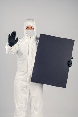 Üniformalı ve yüz maskeli bir adam pankart tutuyor. Sağlık ve İlaç kavramı.