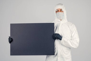 Üniformalı ve yüz maskeli bir adam pankart tutuyor. Sağlık ve İlaç kavramı.