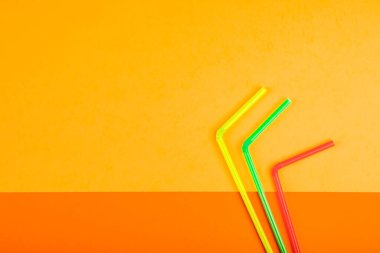 Renkli arka plan için pipet içmek. İçme suyu veya meşrubat için kullanılan renkli plastik pipetler