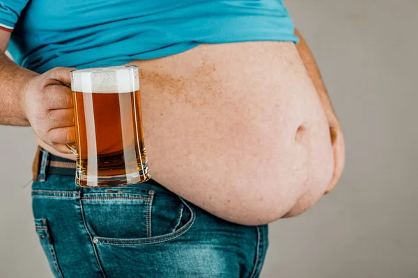 Homem Com Uma Barriga Gorda Segurar Copo Cerveja Fundo Escuro — Fotografia de Stock