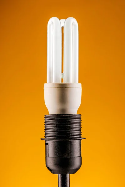 Lámpara Sobre Fondo Amarillo Concepto Electricidad — Foto de Stock