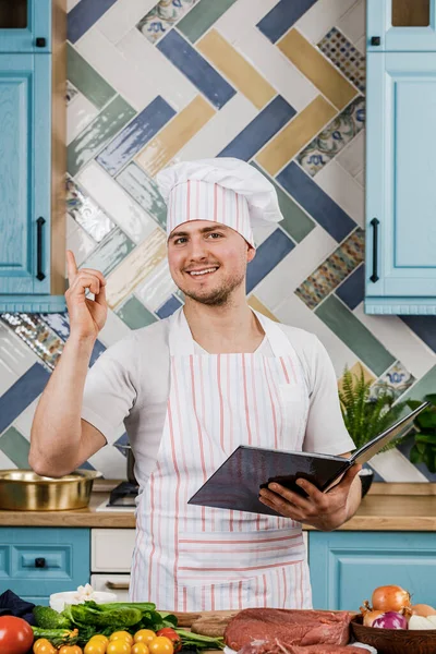 Kuchař Přečte Knihu Receptů Stolu Čerstvou Zeleninou Kulinářské Umění Recept — Stock fotografie