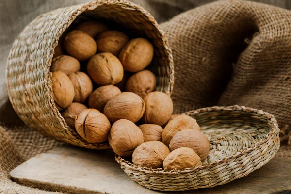 Caja Mimbre Con Nueces Tabla Cortar —  Fotos de Stock