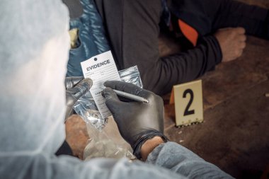 Bir uzman suç mahallinde kanıt topluyor. Kanun ve polis adli tıp kavramı.