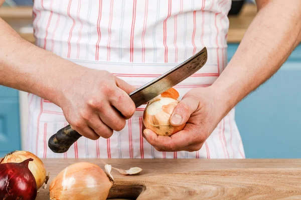 Kuchař Oloupe Cibuli Nožem Zblízka Koncept Organického Vaření — Stock fotografie