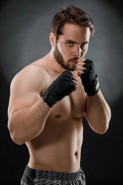 Ellerinde bandajlar olan bir boksörün portresi. Dövüşten önce dövüşçünün yumrukları ya da spor salonunda antrenman. Spor konsepti.