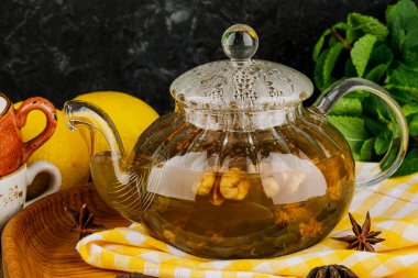 Limonlu çay, ceviz ve nane.