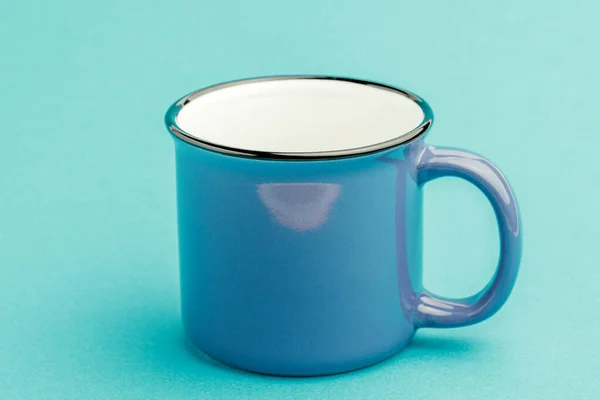 Caneca Ferro Vazia Fundo Azul — Fotografia de Stock