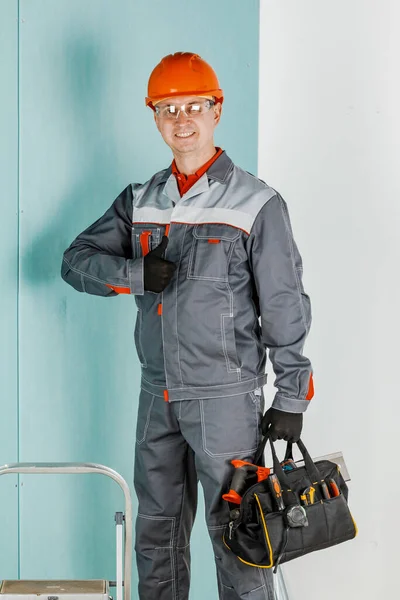 Männlicher Bauarbeiter Mit Helm Konzept Der Reparatur Konstruktion Menschen Und — Stockfoto