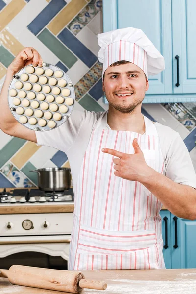 Cozinheiro Cozinha Segura Bolinhos Suas Mãos Aponta Para Eles Com — Fotografia de Stock